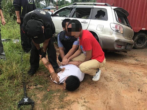 涉毒车辆冲卡撞坏警车,云南警方租借集装箱车成功拦截